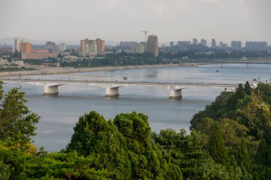 Ağustos, 2018 - Kuzey Kore, Pyongyang - Kuzey Kore'nin başkenti Pyongyang'a orta kesiminde çekim panoramik