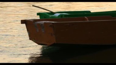 Altın Askılı köprü yol araç trafiği yukarıdan. Modern Vladivostok Rusya gece aydınlatma. Eski ve modern Merkez binalar. Hava uçuş 4k görüntüleri.