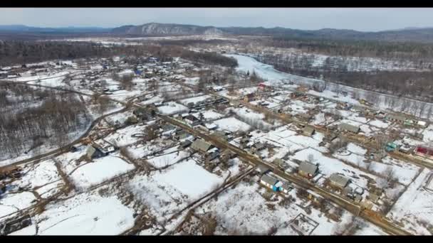 ロシア クラスニ ヤール村の素晴らしい空撮 クラスニ ヤールは 沿海ウデゲ 遠い北の小さな先住民の首都です 川上村に立つビキン — ストック動画