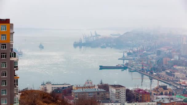Egersheld 海参崴的市中心与一个海运口岸 在海参崴的雾 — 图库视频影像