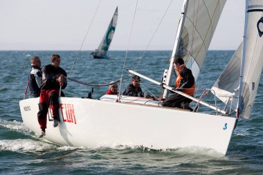 Ağustos 2012 - Vladivostok, Primorye bölge - yelken yarışmaları Amur Körfezi su alanında. Yelkenli Yatlar ilk etapta Vladivostok şehirde rekabet