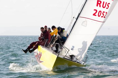 Ağustos 2012 - Vladivostok, Primorye bölge - yelken yarışmaları Amur Körfezi su alanında. Yelkenli Yatlar ilk etapta Vladivostok şehirde rekabet