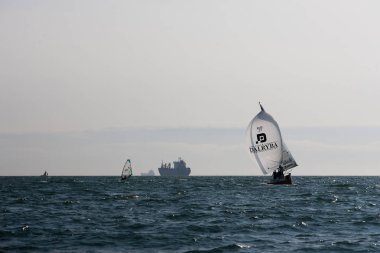 Ağustos 2012 - Vladivostok, Primorye bölge - yelken yarışmaları Amur Körfezi su alanında. Yelkenli Yatlar ilk etapta Vladivostok şehirde rekabet