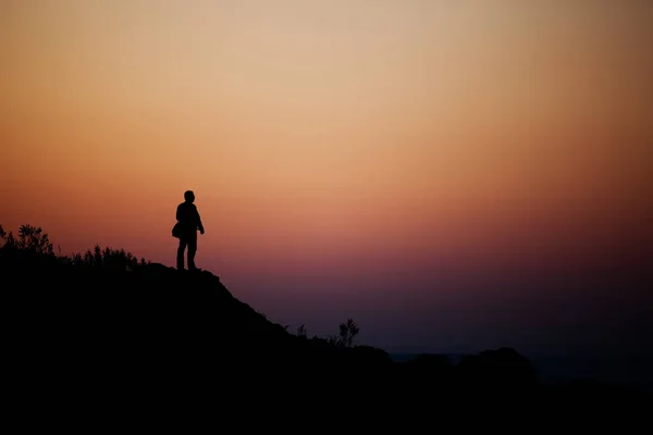 Silhouette Eines Mannes Der Auf Einem Felsen Den Strahlen Der — Stockfoto