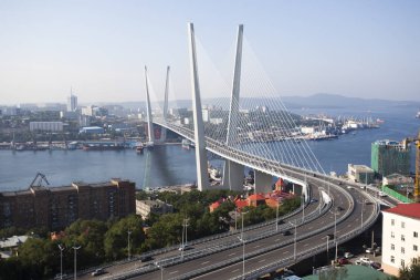 Altın Askılı köprü yol araç trafiği yukarıdan. Modern Vladivostok Rusya gece aydınlatma. Eski ve modern Merkez binaları.