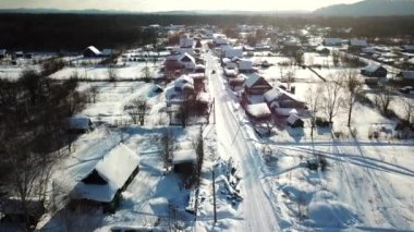İnanılmaz hava görünümünü Krasny Yar Köyü, Rusya. Krasny Yar Primorsky Udege - küçük Kızılderilileri kuzey başkenti olduğunu. Köyün nehirde durgunluk Bikin