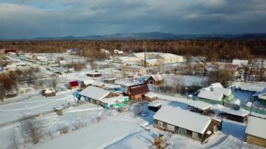 İnanılmaz hava görünümünü Krasny Yar Köyü, Rusya. Krasny Yar Primorsky Udege - küçük Kızılderilileri kuzey başkenti olduğunu. Köyün nehirde durgunluk Bikin