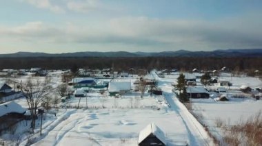 İnanılmaz hava görünümünü Krasny Yar Köyü, Rusya. Krasny Yar Primorsky Udege - küçük Kızılderilileri kuzey başkenti olduğunu. Köyün nehirde durgunluk Bikin