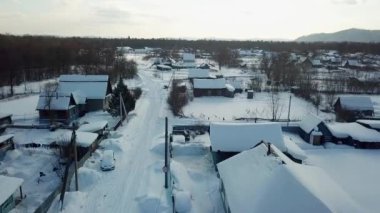 İnanılmaz hava görünümünü Krasny Yar Köyü, Rusya. Krasny Yar Primorsky Udege - küçük Kızılderilileri kuzey başkenti olduğunu. Köyün nehirde durgunluk Bikin