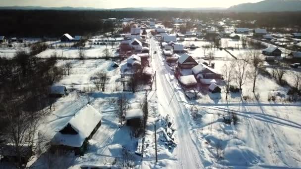 ロシア クラスニ ヤール村の素晴らしい空撮 クラスニ ヤールは 沿海ウデゲ 遠い北の小さな先住民の首都です 川上村に立つビキン — ストック動画