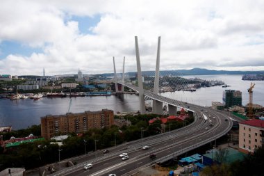 Altın Askılı köprü yol araç trafiği yukarıdan. Modern Vladivostok Rusya gece aydınlatma. Eski ve modern Merkez binaları.