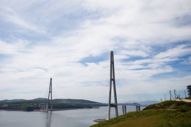 Çöpünü Köprüsü, dünyanın en uzun köprüsü Askılı ve Peter Japon büyük körfezde çöpünü (Rus) adada hava görünümünü yakınlaştırma şaşırtıcı. Güneş doğuyor. Vladivostok, Rusya Federasyonu
