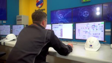 Eylül, 2018 - Vladivostok, Primorsky bölge - işçi CHP'nin merkez istasyondan durumunu izlemek