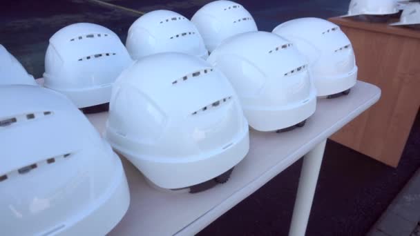 Casques Blancs Sont Sur Table — Video