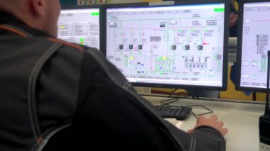 Eylül, 2018 - Vladivostok, Primorsky bölge - işçi CHP'nin merkez istasyondan durumunu izlemek