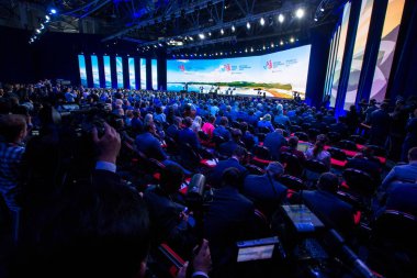 Eylül, 2018 - Vladivostok, Primorsky Krai - Genel Kurul oturumu beş devlet başkanları arasında: Rusya, Çin, Japonya, Moğolistan ve Kore. Çerçevede, ülkelerin illenders: Vladimir Putin, XI Jinping, Battulga, Şinzo Abe, Li Nak Yong.