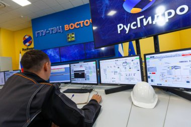 2018, Vladivostok, Rusya Federasyonu - çalışanlar, Doğu termik santral türbinleri monitör üzerinde merkezi denetim masası aracılığıyla durumunu izleme.