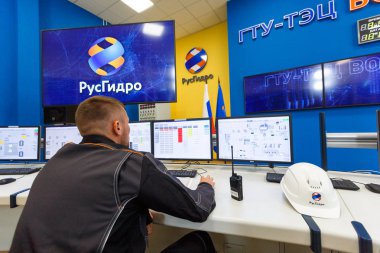2018, Vladivostok, Rusya Federasyonu - çalışanlar, Doğu termik santral türbinleri monitör üzerinde merkezi denetim masası aracılığıyla durumunu izleme.