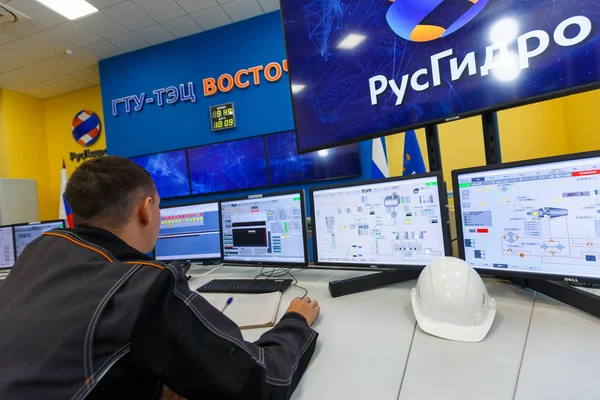 2018 Vladivostok Rusia Los Empleados Central Térmica Oriental Monitorean Estado —  Fotos de Stock