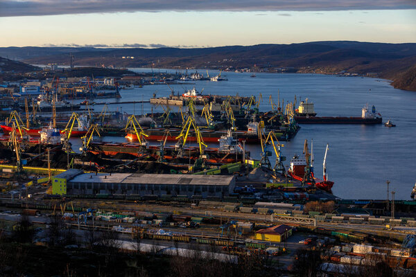 октябрь 2018 года - Мурманск, Россия - угольный, торговый и рыбный порты города Мурманска
