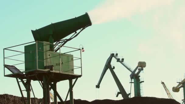 Senjata Irigasi Untuk Menahan Debu Batubara — Stok Video
