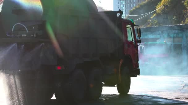 Mobil Berdebu Menyirami Jalan Membersihkannya Dari Debu Batu Bara — Stok Video