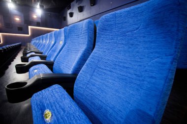 boş rahat kırmızı sandalye sinema numaraları ile