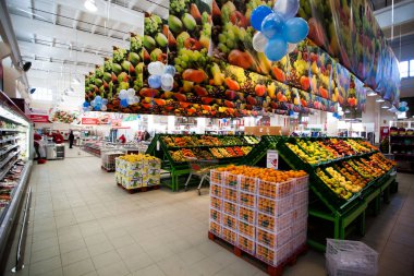 Vladivostok, 2018 - süpermarket bakkal meyve geçmiş hareket (dolly) atış izleme. Kırmızı elma, yeşil elma, limon, vb içerir.