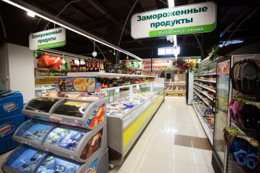 Vladivostok, 2018 - süpermarket bakkal meyve geçmiş hareket (dolly) atış izleme. Kırmızı elma, yeşil elma, limon, vb içerir.