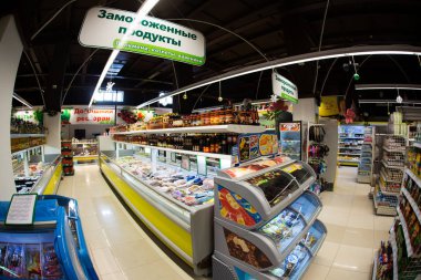 Vladivostok, 2018 - süpermarket bakkal meyve geçmiş hareket (dolly) atış izleme. Kırmızı elma, yeşil elma, limon, vb içerir.
