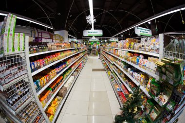 Vladivostok, 2018 - süpermarket bakkal meyve geçmiş hareket (dolly) atış izleme. Kırmızı elma, yeşil elma, limon, vb içerir.
