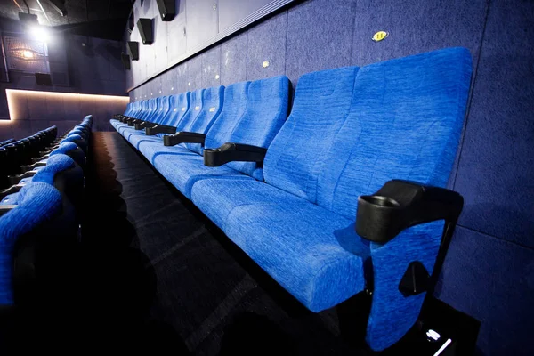 Svuota Comode Poltrone Rosse Con Numeri Nel Cinema — Foto Stock