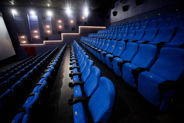 극장에서 숫자와 편안한 빨간색 — 스톡 사진