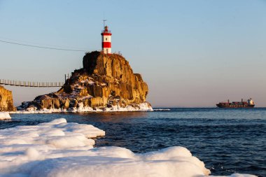 Cape Basargin, Haliç Bay, Vladivostok sembolü fenerinde. Çöpünü Adası. Manzara panorama. Japon Denizi.