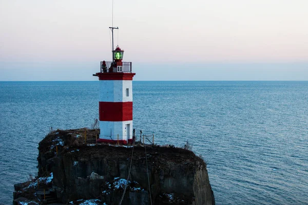 灯塔在 Basargin 金号角湾 符拉迪沃斯托克标志 俄国岛风景全景 日本海 — 图库照片