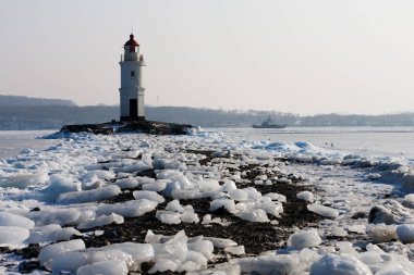 Tokarevskiy fener - Uzak Doğu'da en eski fenerler görünümünü hava kış hala önemli bir gezinti yapısı ve popüler turistik kentin Vladivostok, Rusya.