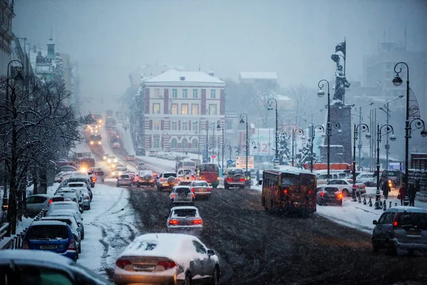 Ιανουάριος Βλαδιβοστόκ Χιόνι Κάλυψε Δρόμους Του Βλαδιβοστόκ Αυτοκίνητα Πηγαίνουν Στο — Φωτογραφία Αρχείου