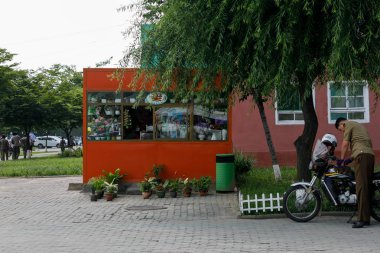 Ağustos, 2018, Pyongyang, Kuzey Kore - Pyongyang bir sokakta çiçek satış noktası