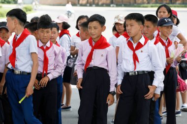 Temmuz, 2018, Pyongyang, Kuzey Kore - Kuzey Kore öncüleri, bayanlar baylar, çizgi askeri zafer Müzesi stand