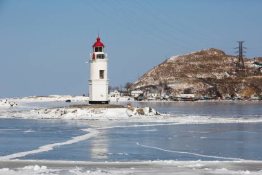 Tokarevskiy fener - Uzak Doğu'da en eski fenerler görünümünü hava kış hala önemli bir gezinti yapısı ve popüler turistik kentin Vladivostok, Rusya.