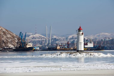 Tokarevskiy fener - Uzak Doğu'da en eski fenerler görünümünü hava kış hala önemli bir gezinti yapısı ve popüler turistik kentin Vladivostok, Rusya.