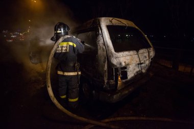 Çalışanları Bakanlığı acil durumlar, Rusya'nın, yanan bir araba - gece bir minibüs söndürmek