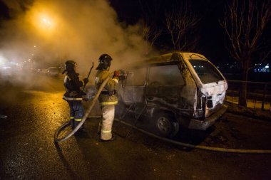 Çalışanları Bakanlığı acil durumlar, Rusya'nın, yanan bir araba - gece bir minibüs söndürmek