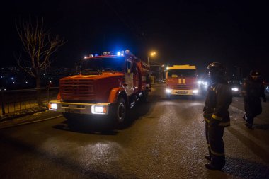 Çalışanları Bakanlığı acil durumlar, Rusya'nın, yanan bir araba - gece bir minibüs söndürmek