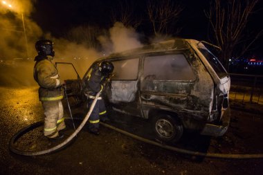Çalışanları Bakanlığı acil durumlar, Rusya'nın, yanan bir araba - gece bir minibüs söndürmek