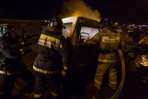 Employees Ministry Emergency Situations Russia Extinguish Burned Out Car Minibus — Stock Photo, Image