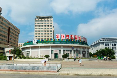 Ağustos, 2018, Pyongyang, Kuzey Kore - Kuzey Kore başkenti Pyongyang'a parlak sokaklarında. İnsanlar kaldırımlar üzerinde yürümek