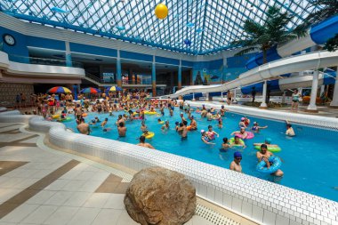 Ağustos, 2018, Pyongyang, Kuzey Kore - Kuzey Koreliler yeni büyük su parkında Munsu bekletin. Su parkı nehir Tedon bulunan, 109.000 m2'lik bir alanı kaplamaktadır. Su Parkı da birkaç havuzları vardır çeşitli su slaytlar