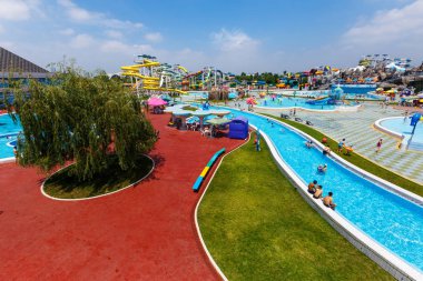 Ağustos, 2018, Pyongyang, Kuzey Kore - Kuzey Koreliler yeni büyük su parkında Munsu bekletin. Su parkı nehir Tedon bulunan, 109.000 m2'lik bir alanı kaplamaktadır. Su Parkı da birkaç havuzları vardır çeşitli su slaytlar