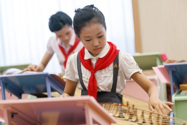 Temmuz, 2018, Pyongyang, Kuzey Kore - Pyongyang pioneer ev öğrenciler şarkı, çizim ve geleneksel müzik aletleri çalma içinde nişanlandık